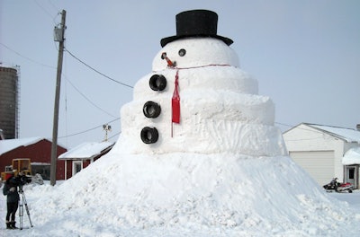 photo of giant snowman with a swimming pool used to make the hat
