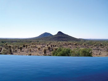 photo of vanishing edge of pool in southwest US