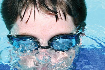 fotografia băiatului cu ochelari de înot