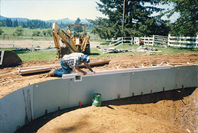 Gary (above) and David (below) were building a Fox vinyl liner pool.