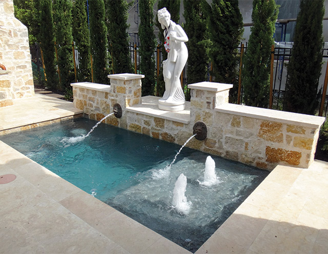 Spools or cocktail pools may be small, but they often include artistic touches and luxury features, as is the case with this spool from Carnahan’s Landscaping and Pools in Houston.