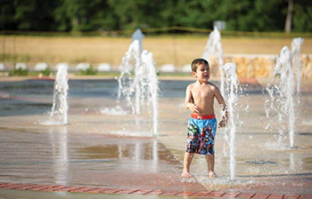 Ouu 519 Aq Fountain People Sm