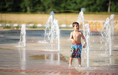 Ouu 519 Aq Fountain People Sm
