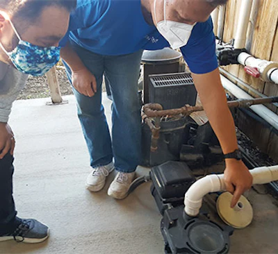 An Aqua Tech pump professional explains operation to a customer. (Photo courtesy Aquatech)