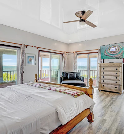 This photo is included because this is where the author of this story would like to wake up in the morning.