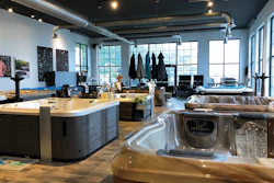 6 V 1121 Aq Retail Monthly Showroom Lg