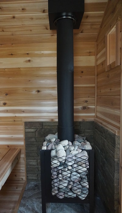 A self-made Blueberry Stove allows the sauna to be ready for use in approximately 20 minutes.