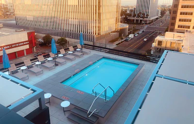 Category: ELEVATED POOL AND/OR SPA STRUCTURE By: Stainless Aquatics, A Division of Island Construction Corporation, Del Mar, Calif.