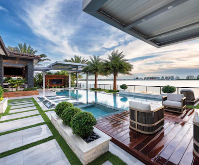 Category: Pools with a Vanishing Edge | By: Ike’s Carter Pools, Oakland Park, Fla.