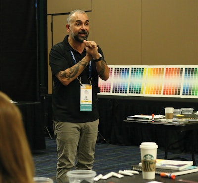 El instructor Feras Irikat, director de diseño y marketing de Lunada Bay Tile, es legendario por su pasión y conocimiento de la materia.  Se muestra aquí en medio de su clase de teoría del color.