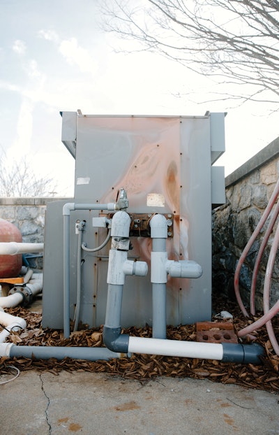 El costo adicional del combustible y el desgaste del antiguo calentador de la piscina de la instalación fue otro gasto adicional resultante de la pérdida de agua en la piscina.