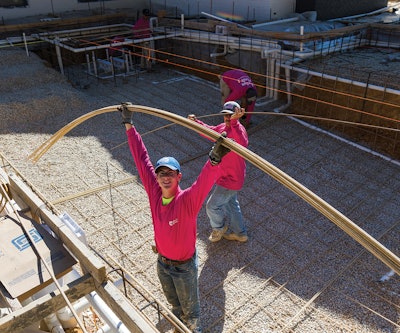 El proyecto que se muestra en esta historia está siendo construido por Shehan Pools, ubicada en Owensboro, Kent.  Es una piscina de gunita de 18 por 39 pies construida con 160 barras de refuerzo de fibra de vidrio PINKBAR n.° 3 y 40 n.° 4, de la misma marca.  La piscina está construida mediante un sistema híbrido de acero y fibra de vidrio utilizando unas varillas de acero.  Aquí, Aaron Shehan demuestra la ventaja de peso de las barras de refuerzo de fibra de vidrio.