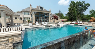 Center Line trabajando en el sistema de calefacción de la piscina de 36,000 galones de la casa. El sistema utiliza calderas Aspen con intercambiadores de calor de titanio.