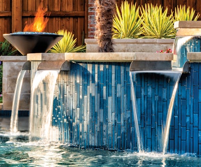 Los azulejos orientados verticalmente (y bastante hermosos) realzan el efecto natural de la caída de agua de estos aliviaderos que desembocan en la piscina principal.  (Después)