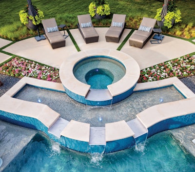 Toma aérea del spa, la terraza y las plantas.  La geometría única del diseño se vio realzada por el uso de color en los azulejos, el albardilla y el paisajismo.  (Después)