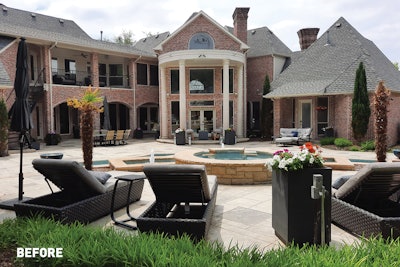 Toma anterior de la piscina y el patio trasero de estilo griego existentes.