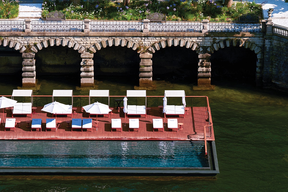 An Infinity Pool That Blends Into the Surrounding Waters | AQUA Magazine