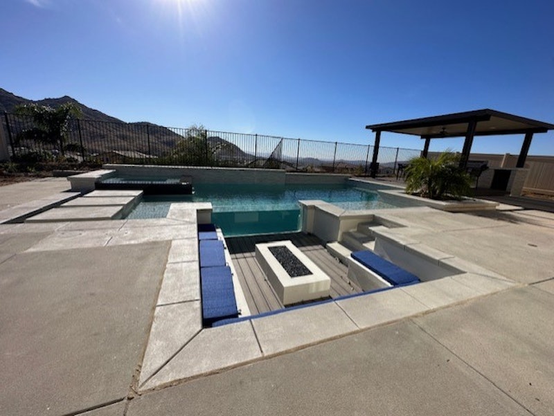 Apex Pool Windows: Acrylic Pool Window Self-Installation | AQUA Magazine