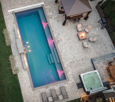 An automatic cover conveniently provides all the benefits of a covered pool without marring the aesthetic charm of a truly dazzling installation.